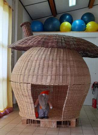 Maison-champignon faite par les adhérents de l'association pour l'édition 2025 du marché aux paniers.